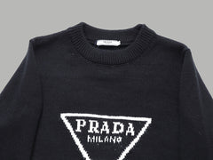 Pull noir à lettres triangulaires