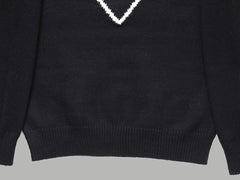 Pull noir à lettres triangulaires