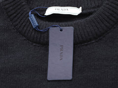 Pull noir à lettres triangulaires