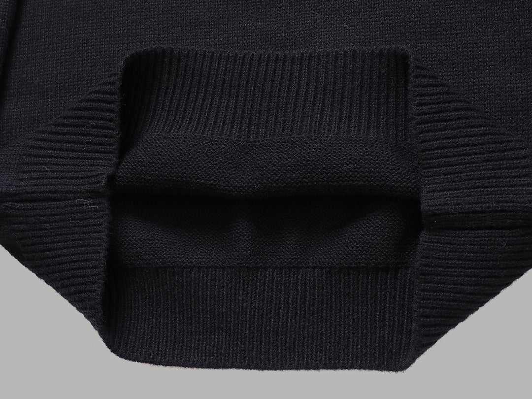 Pull noir à lettres triangulaires