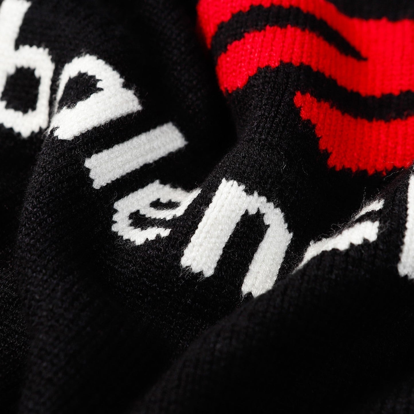 Pullover mit Buchstaben