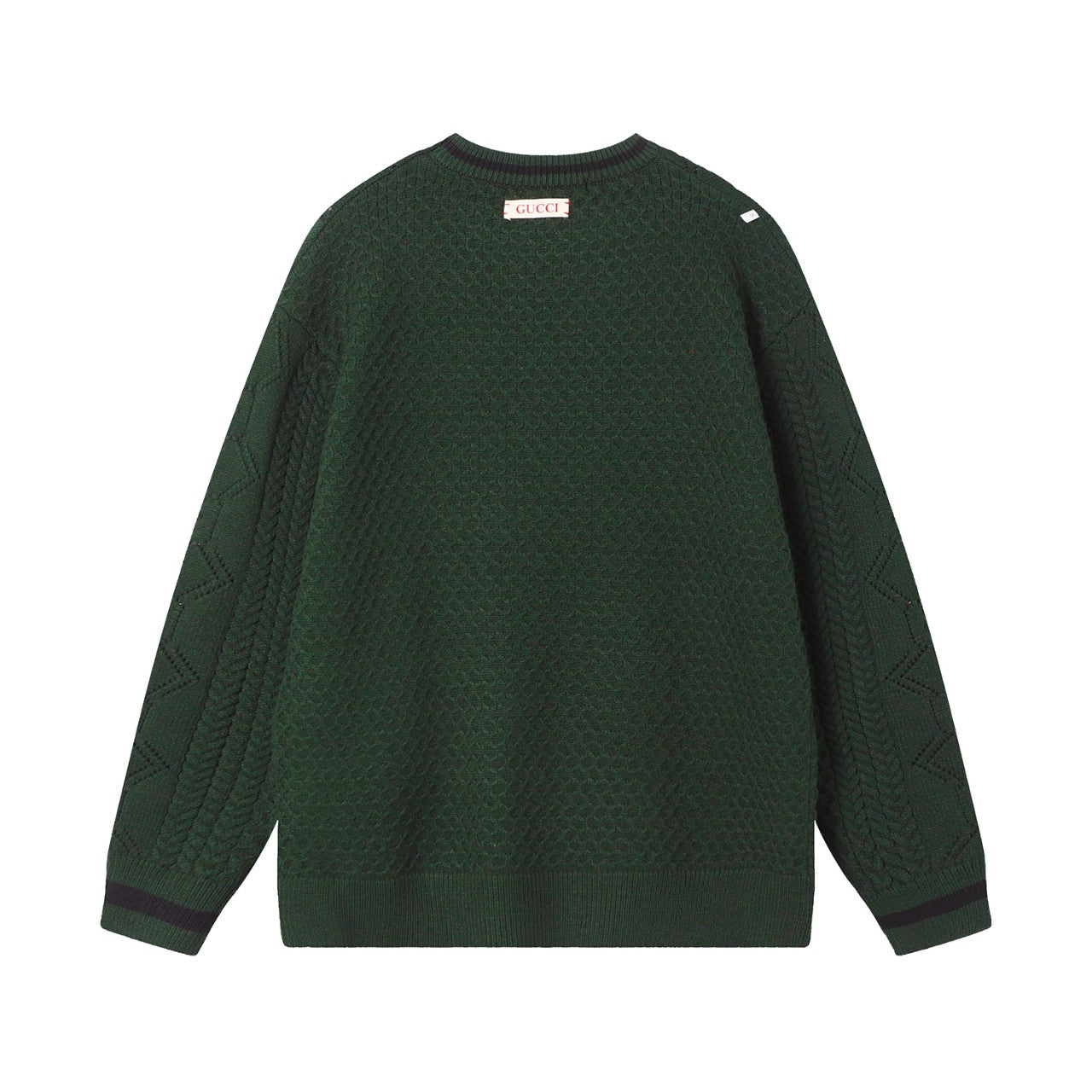 Pull à découpes torsadées