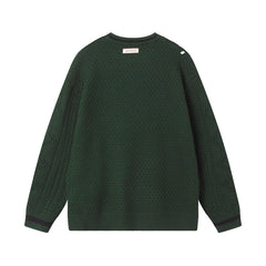 Pull à découpes torsadées