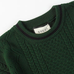 Pull à découpes torsadées