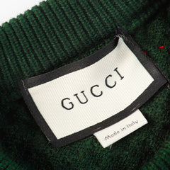Pull à découpes torsadées