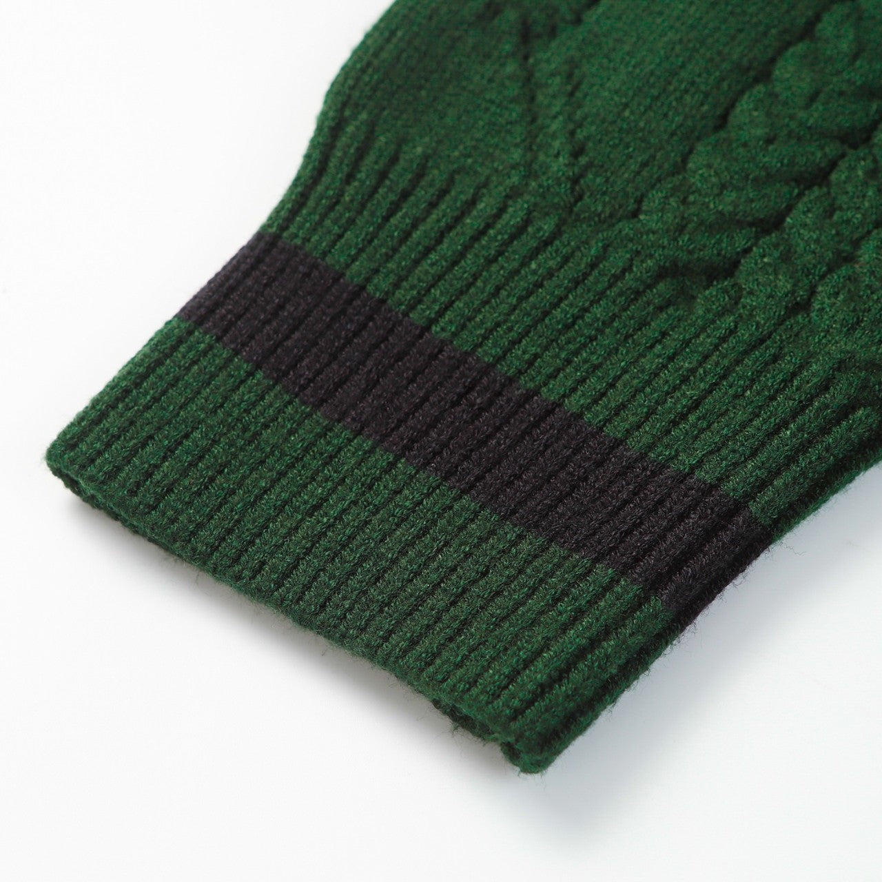 Pull à découpes torsadées