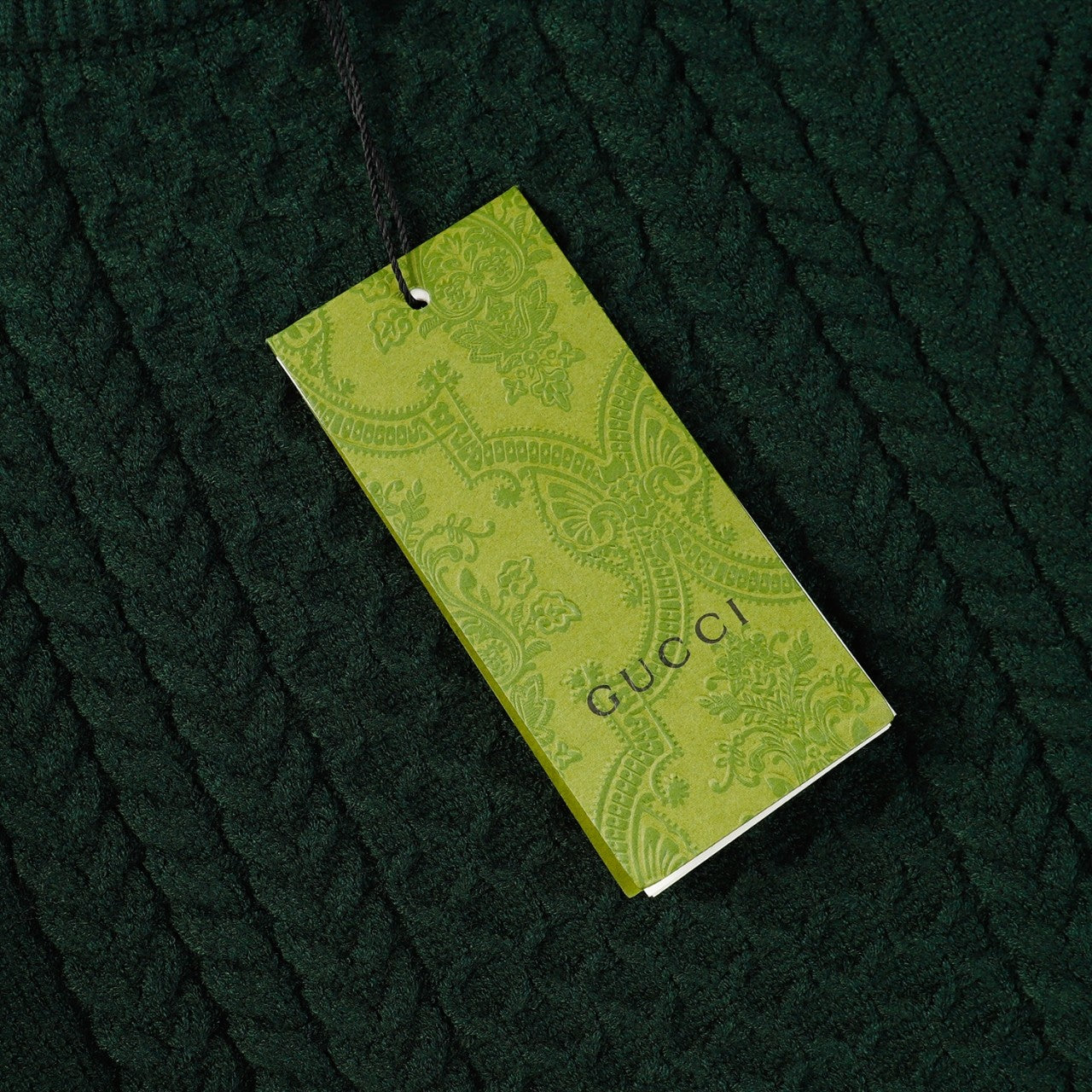 Pull à découpes torsadées