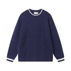 Pull à découpes torsadées