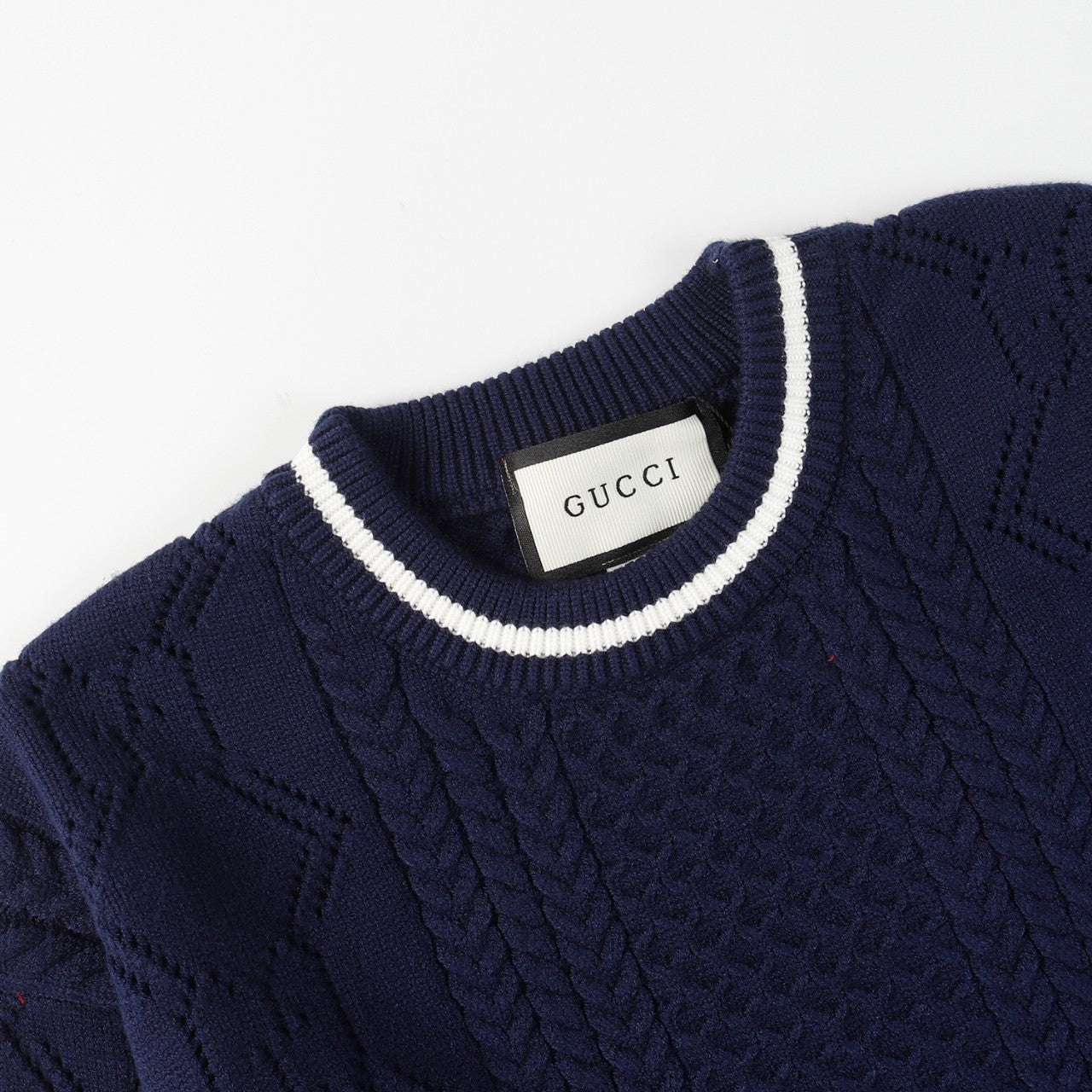 Pull à découpes torsadées