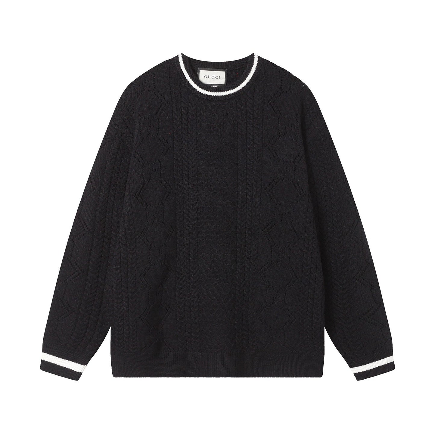 Pull à découpes torsadées