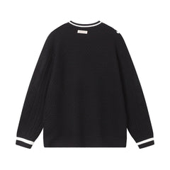 Pull à découpes torsadées