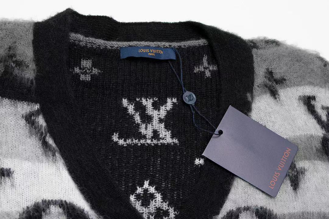 Pull classique à lettres dégradées