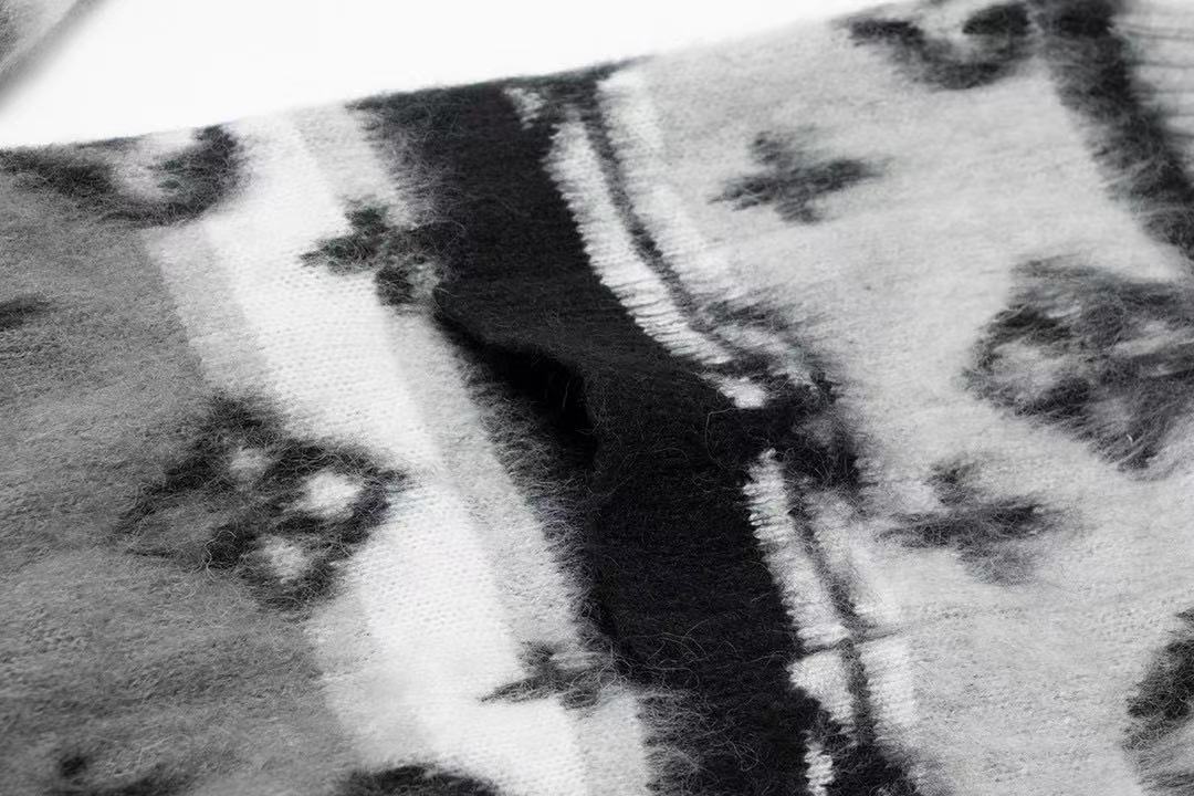 Pull classique à lettres dégradées