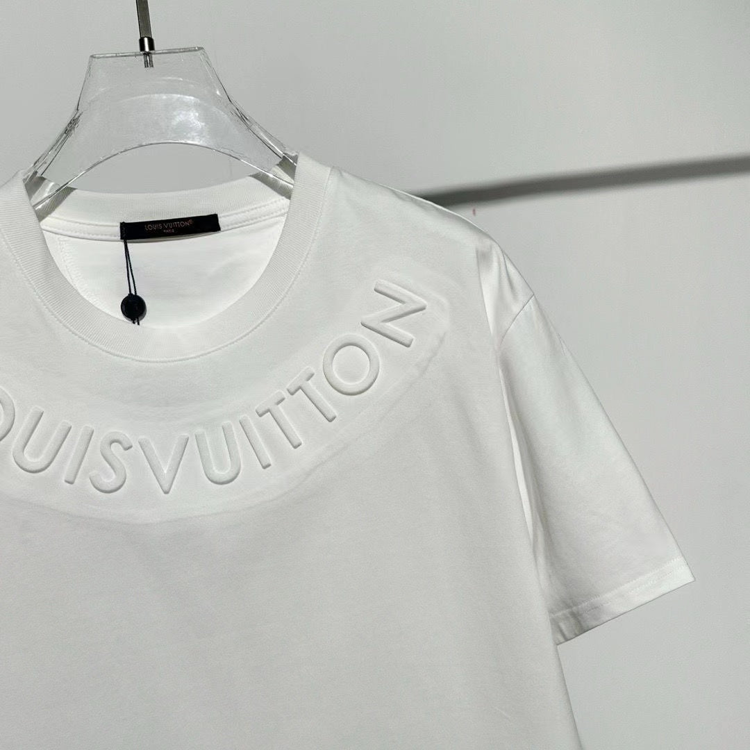 Neues T-Shirt mit aufgedrucktem Gummischriftzug 