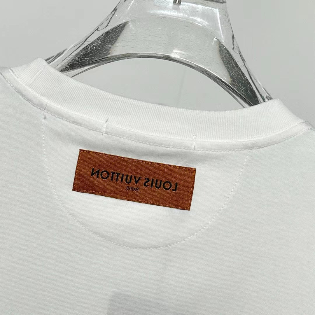 Neues T-Shirt mit aufgedrucktem Gummischriftzug 