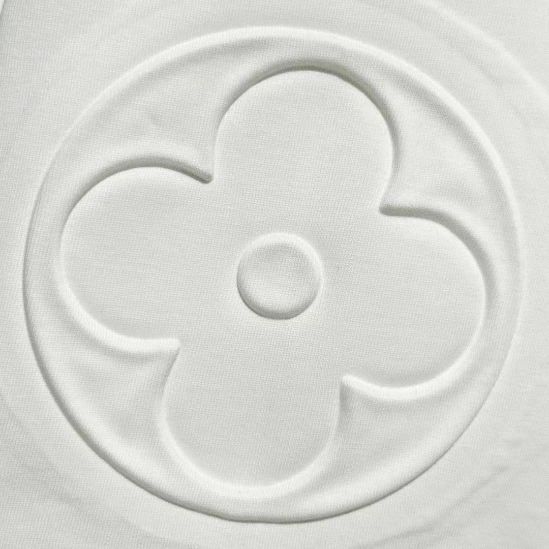 Neues T-Shirt mit aufgedrucktem Gummischriftzug 