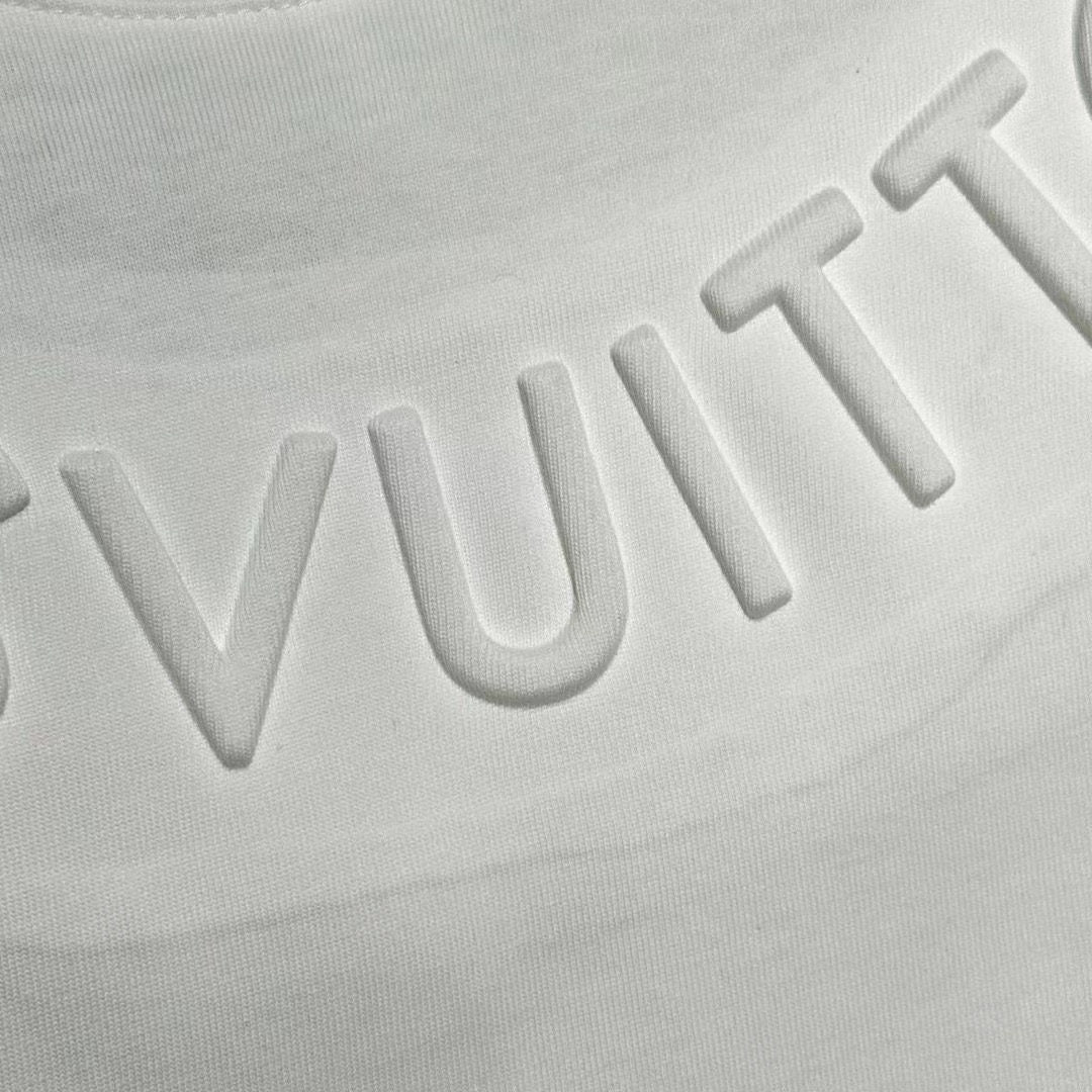 Neues T-Shirt mit aufgedrucktem Gummischriftzug 