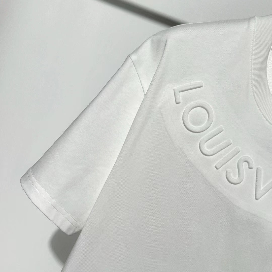 Neues T-Shirt mit aufgedrucktem Gummischriftzug 