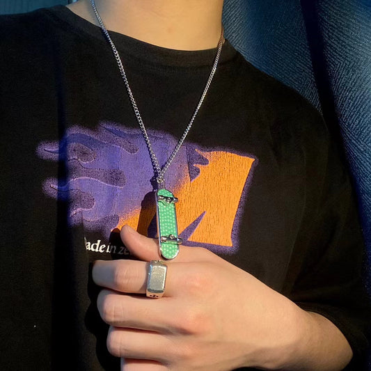 Halskette mit Metallanhänger im Skateboard-Stil 