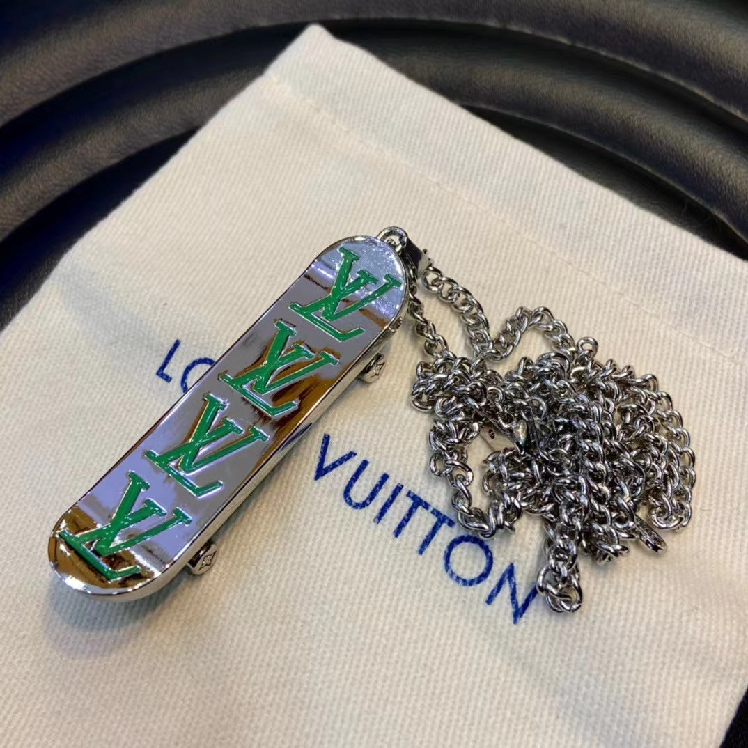 Halskette mit Metallanhänger im Skateboard-Stil 