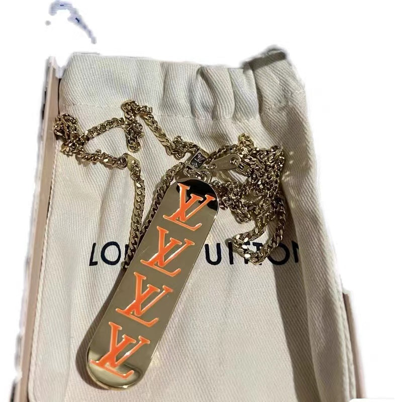 Halskette mit Metallanhänger im Skateboard-Stil 