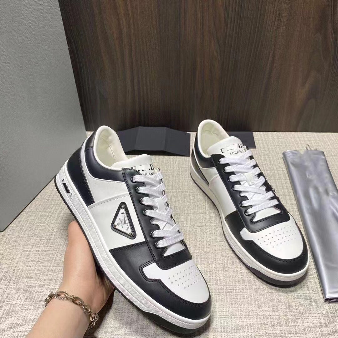 Chaussures décontractées en cuir de vache avec logo triangulaire