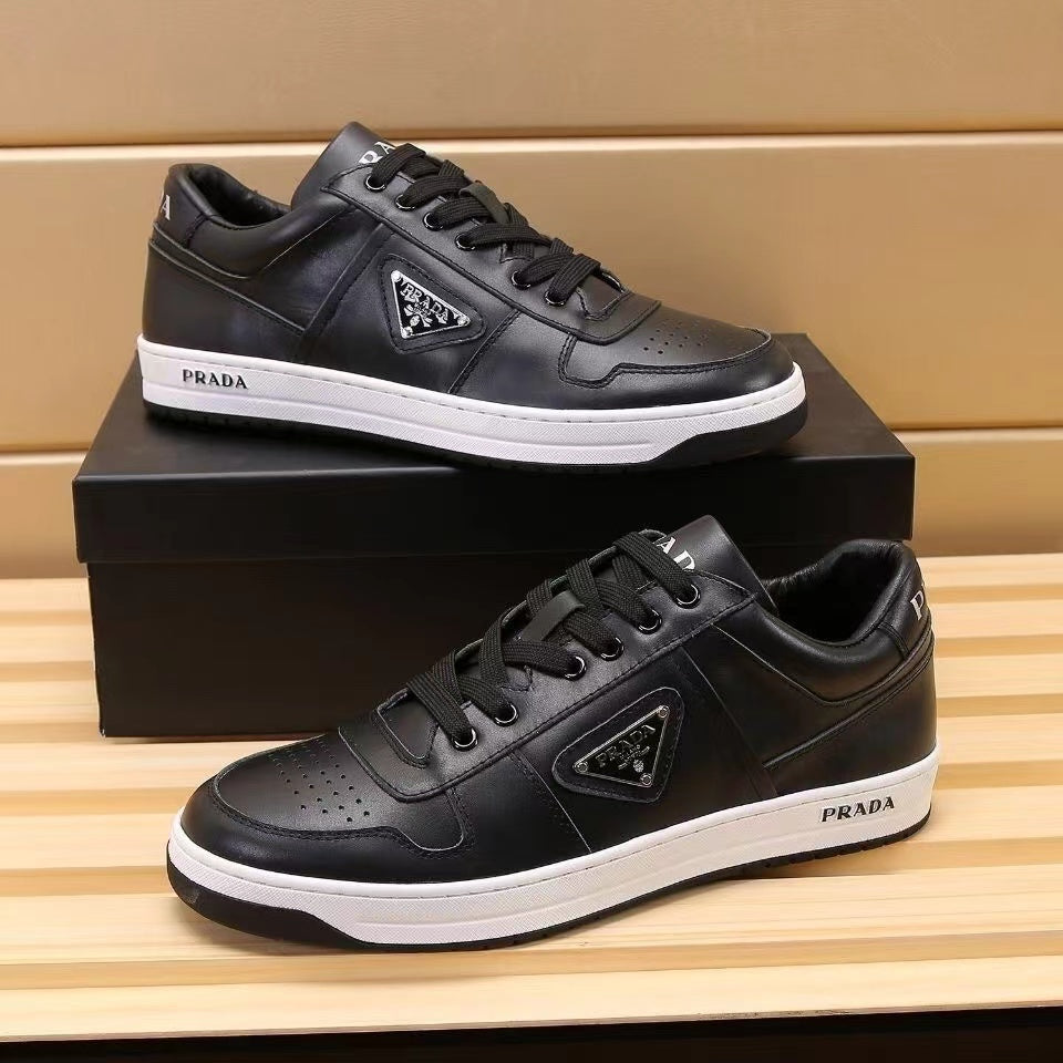 Chaussures décontractées en cuir de vache avec logo triangulaire