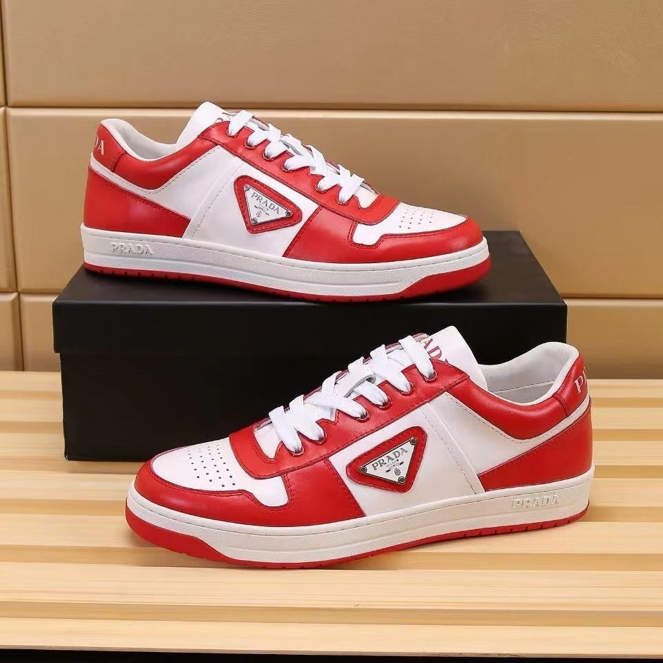 Chaussures décontractées en cuir de vache avec logo triangulaire