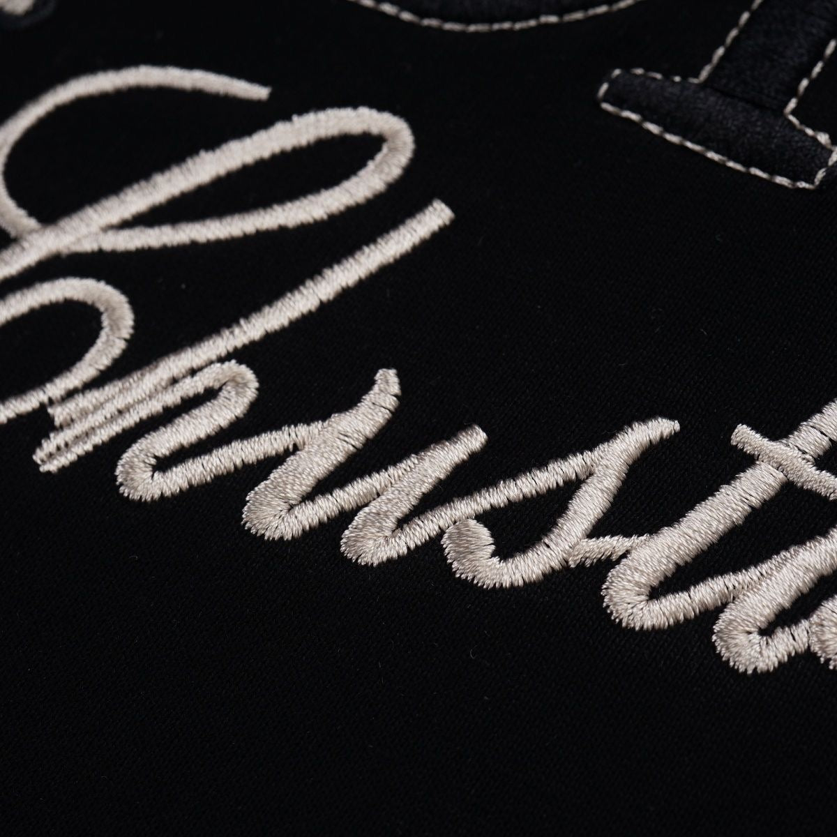 Neues T-Shirt mit aufgesticktem Buchstaben-Pin 