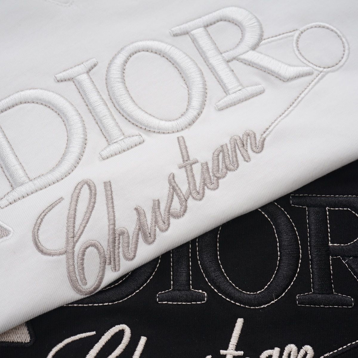 Neues T-Shirt mit aufgesticktem Buchstaben-Pin 