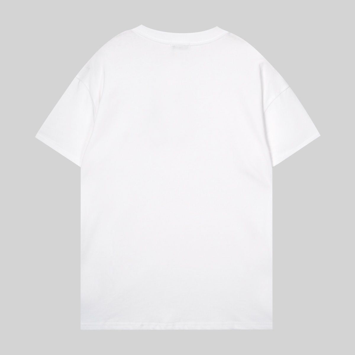 Neues T-Shirt mit aufgesticktem Buchstaben-Pin 