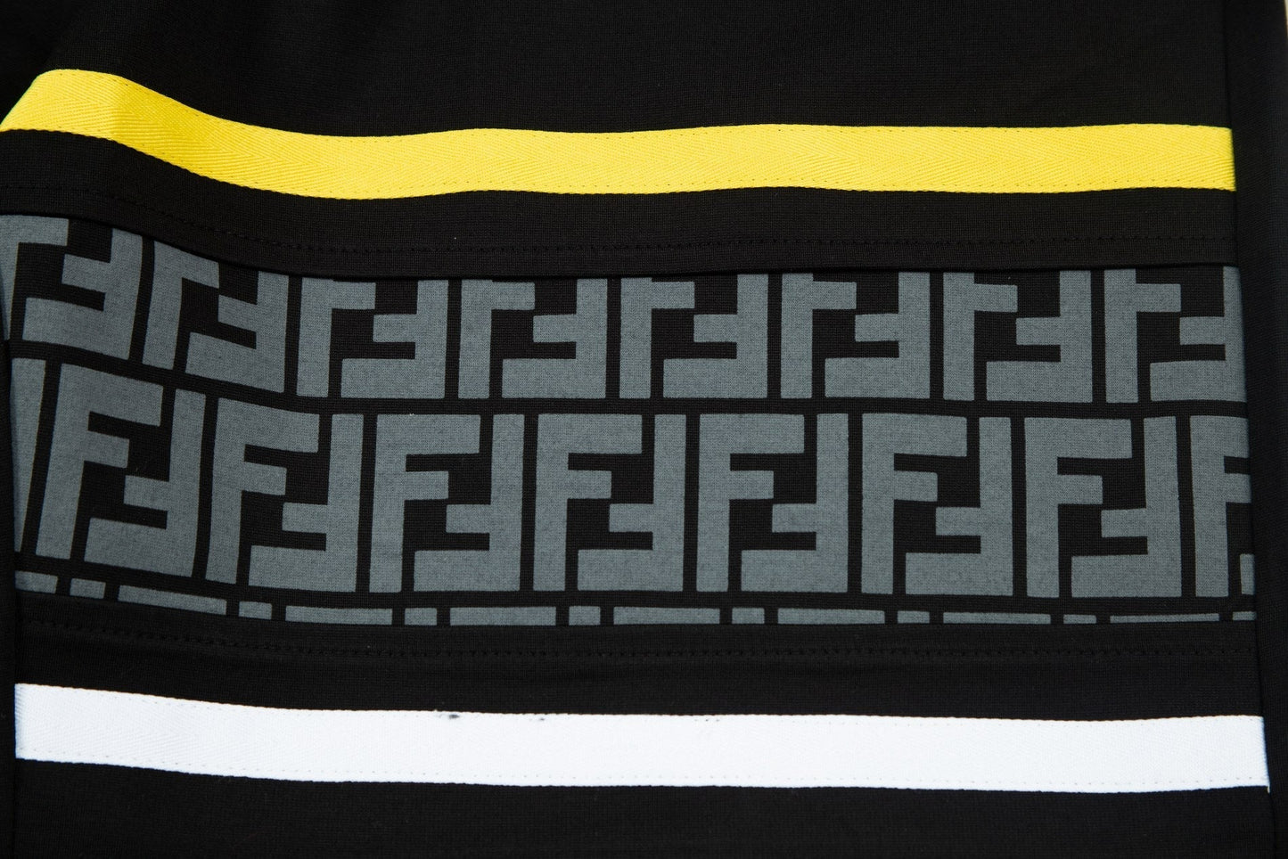 Short à motifs jaunes ornés