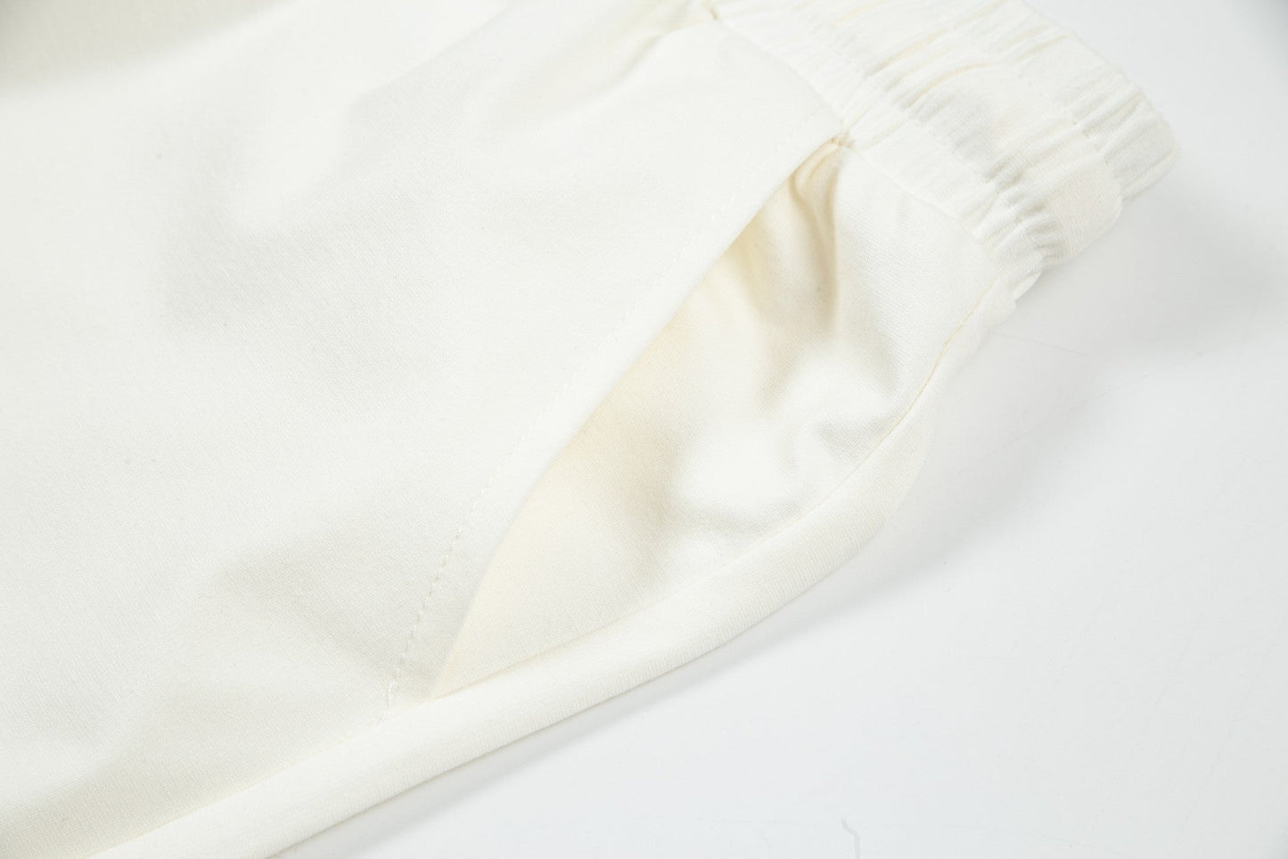 Short à motifs jaunes ornés