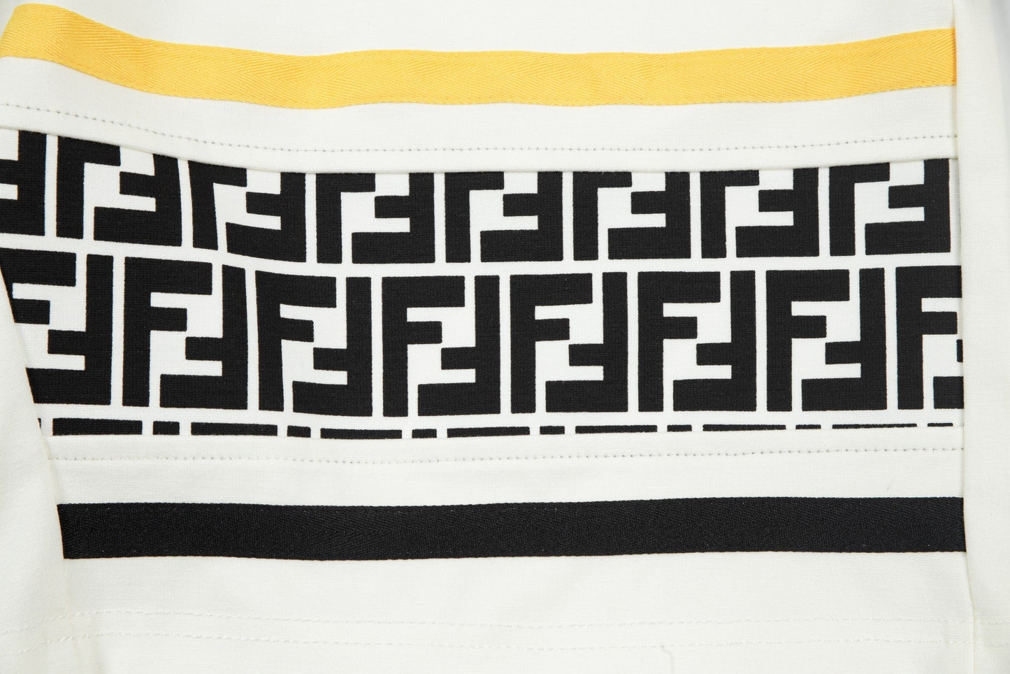 Short à motifs jaunes ornés