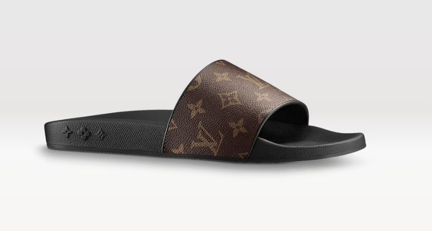 Sandales au bord de l'eau