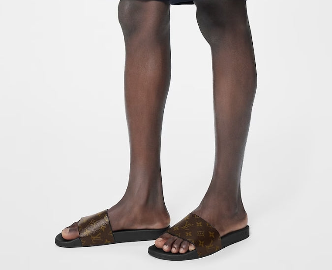 Sandales au bord de l'eau