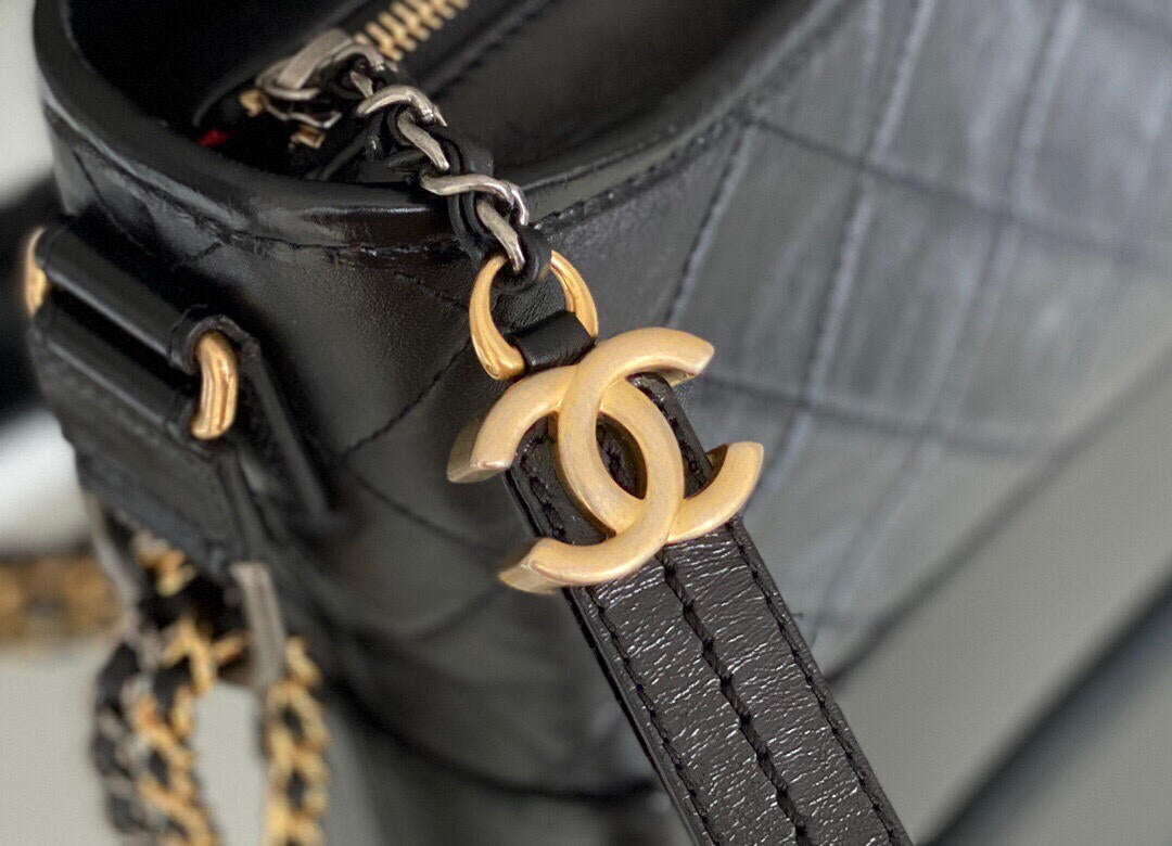 Petit sac hobo Gabrielle matelassé en cuir de veau vieilli noir