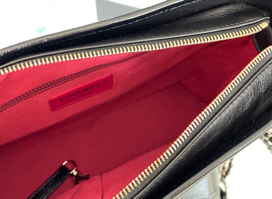 Petit sac hobo Gabrielle matelassé en cuir de veau vieilli noir