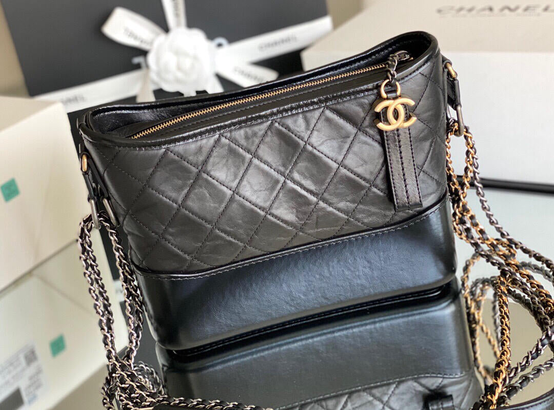 Petit sac hobo Gabrielle matelassé en cuir de veau vieilli noir