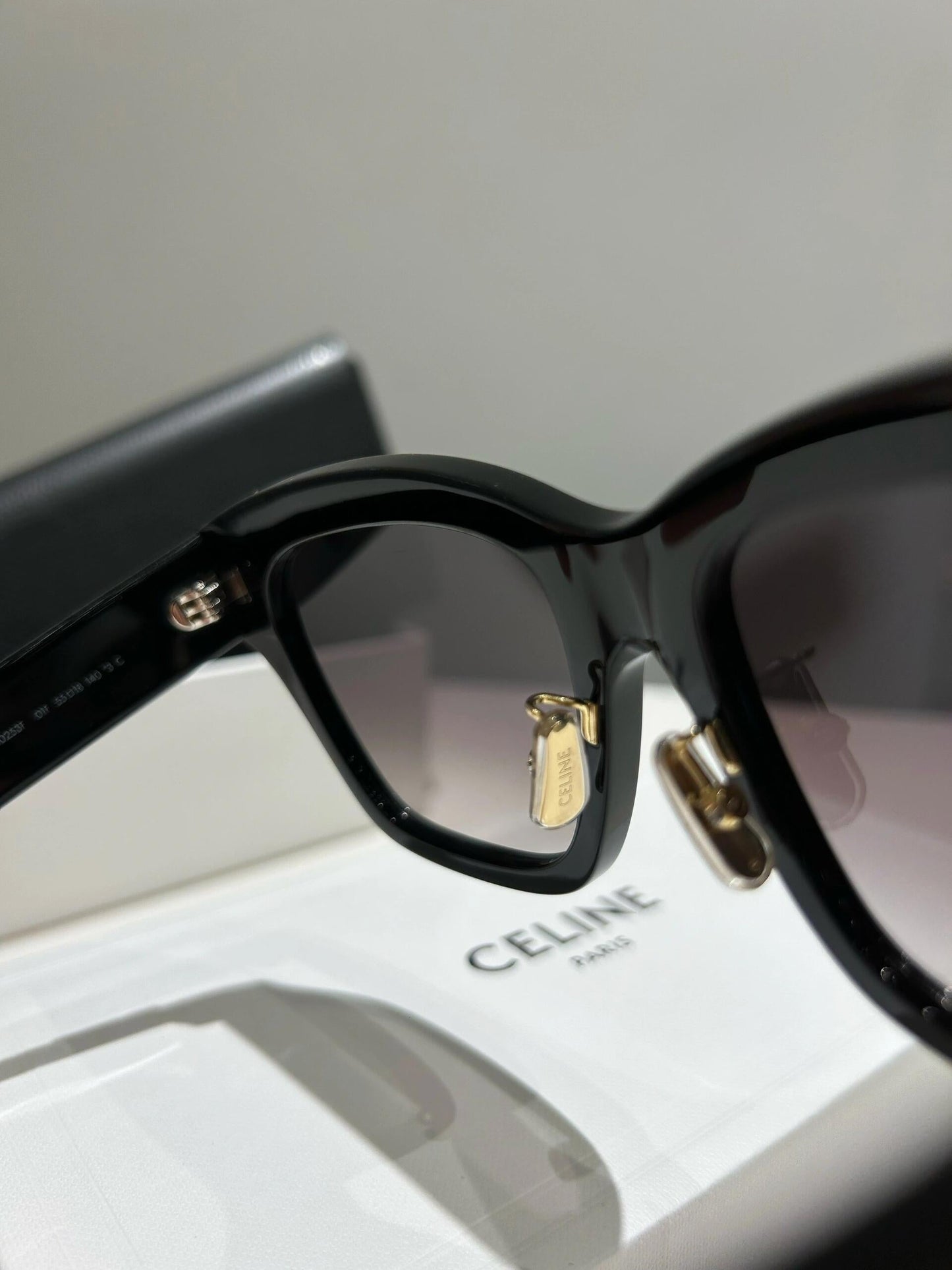 Sonnenbrille im High-End-Stil