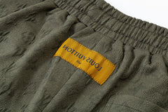 Dunkle, geblümte Strickshorts