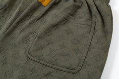 Dunkle, geblümte Strickshorts