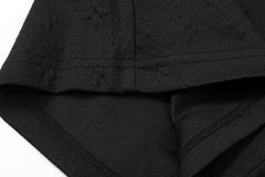 Dunkle, geblümte Strickshorts