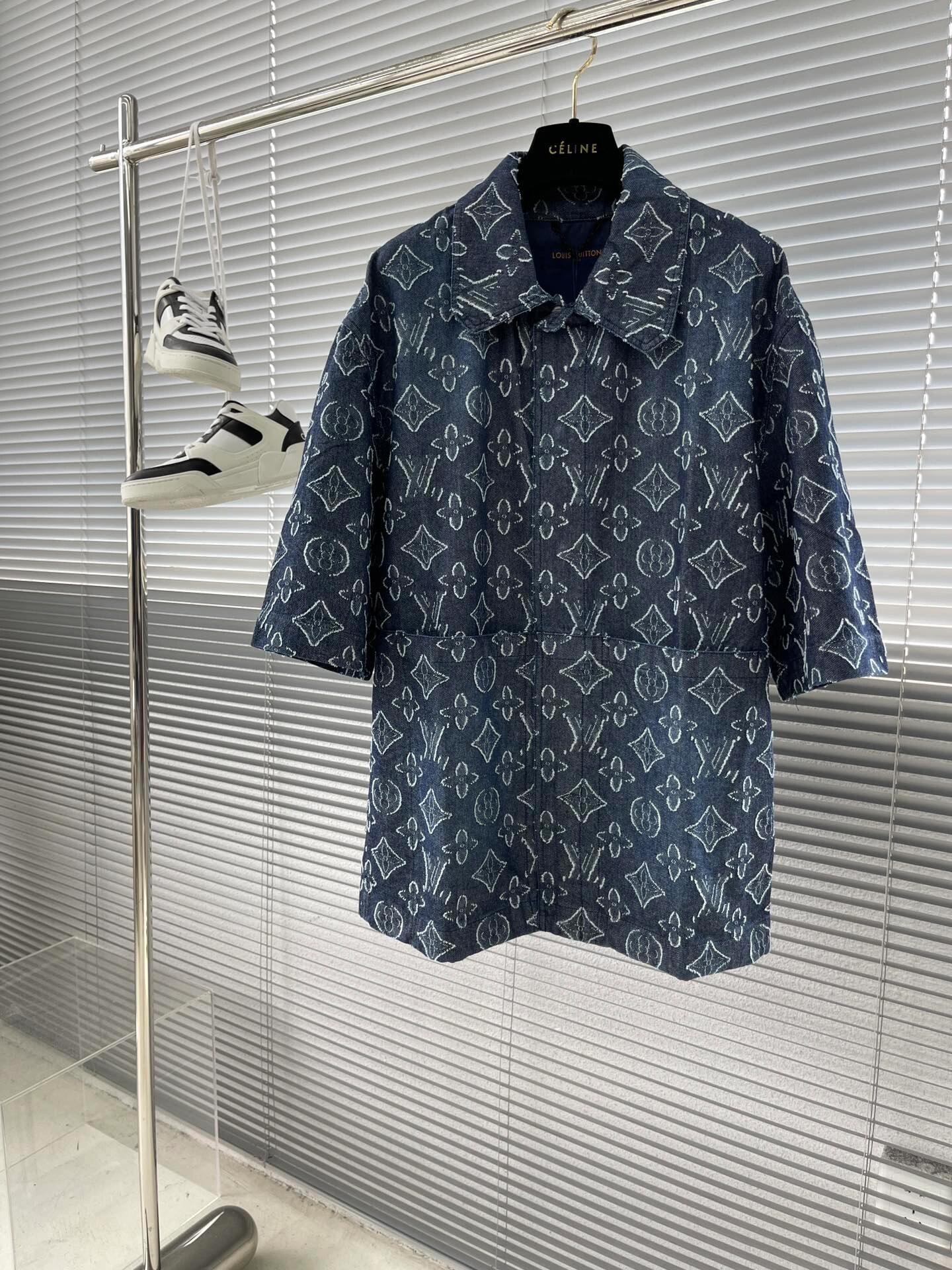 Buchstabendruck auf den lässigen kurzen Ärmeln 