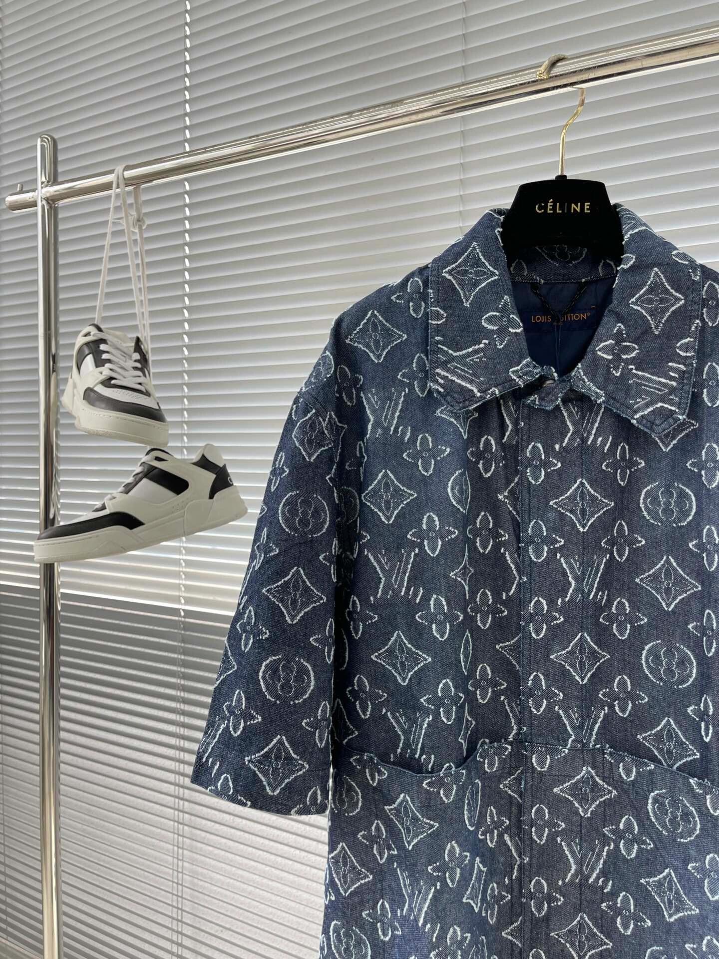 Buchstabendruck auf den lässigen kurzen Ärmeln 