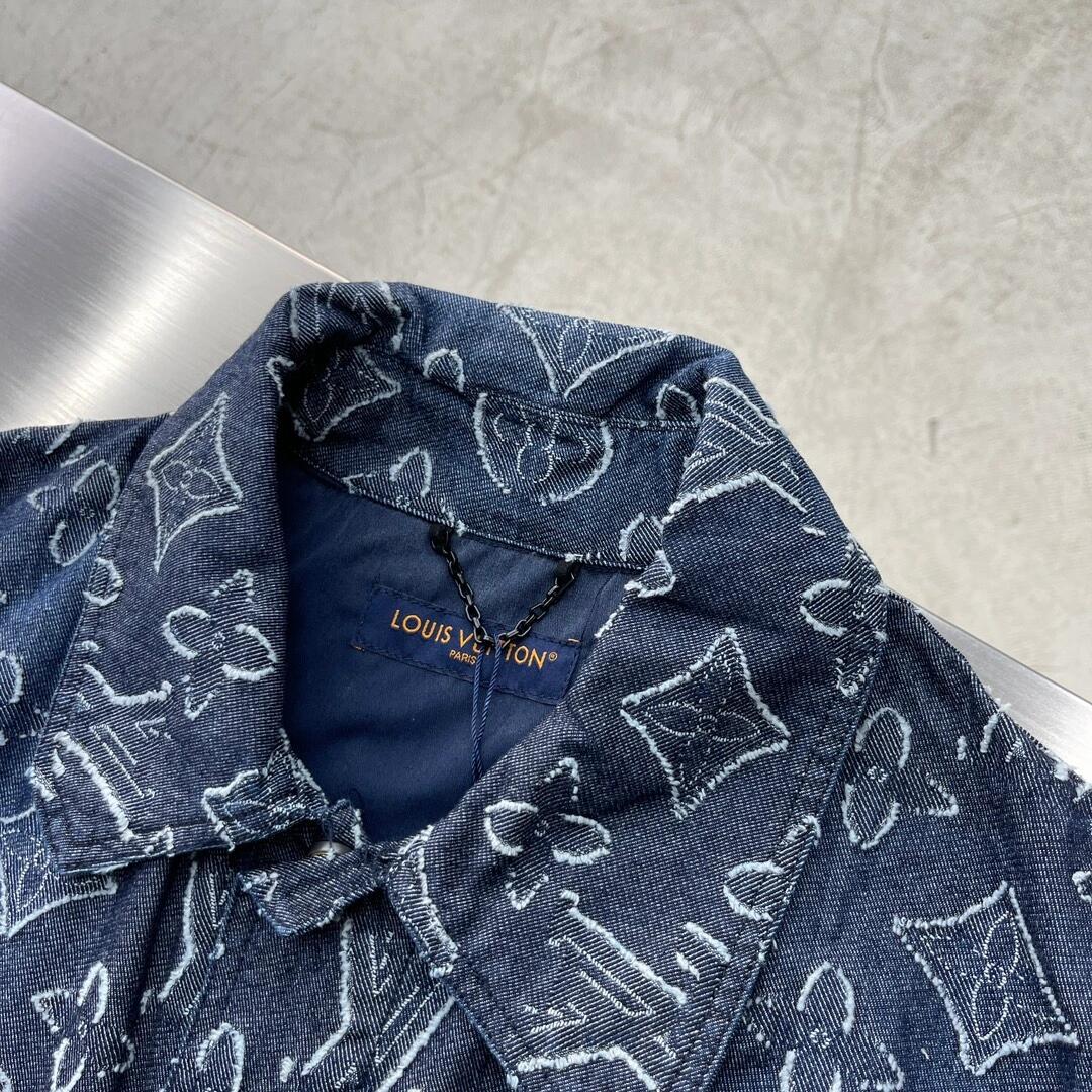 Buchstabendruck auf den lässigen kurzen Ärmeln 