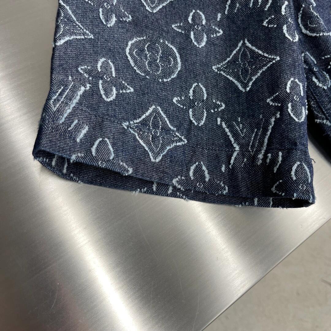 Buchstabendruck auf den lässigen kurzen Ärmeln 