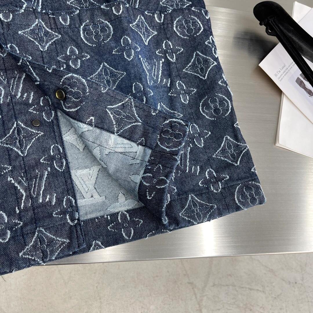 Buchstabendruck auf den lässigen kurzen Ärmeln 