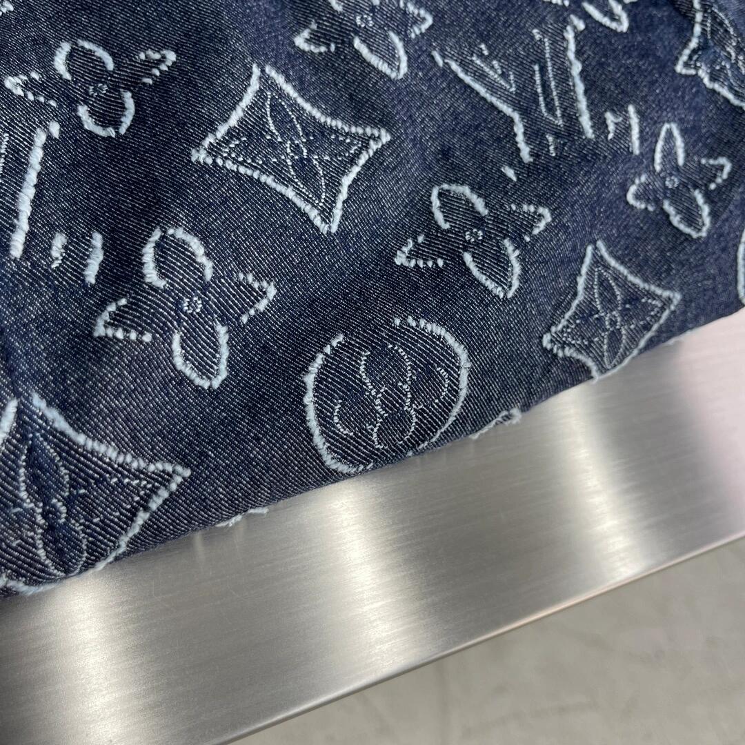 Buchstabendruck auf den lässigen kurzen Ärmeln 