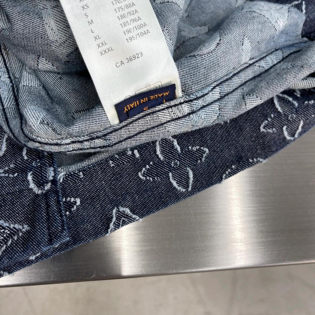 Buchstabendruck auf den lässigen kurzen Ärmeln 